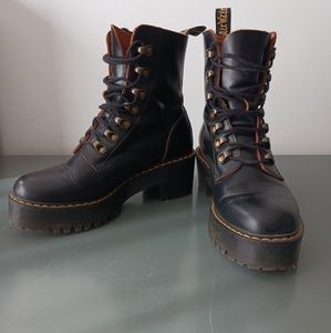 Dr. Martens Leona Boot